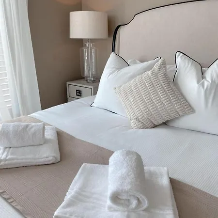 The Seventh Storey Penthouse 아파트